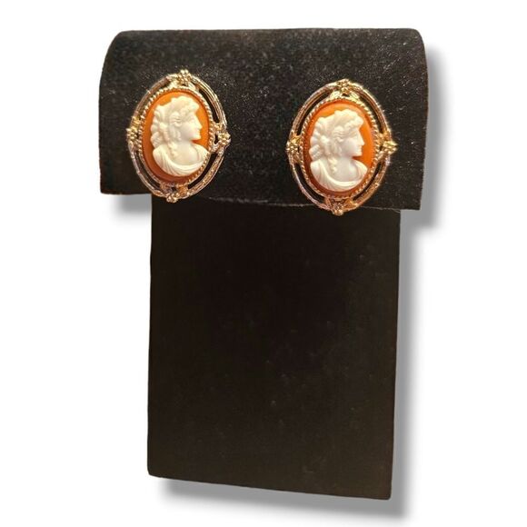 Vintage Cameo Screwback Earrings - Picture 1 of 10